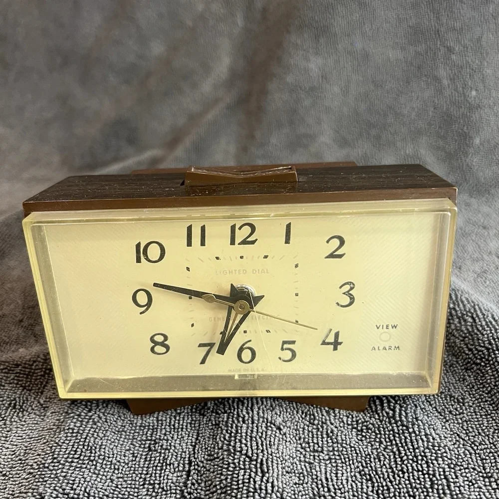 MCM Alarm Clock 7270KA, GE Plug in Brown Analog Grandmacore Cottagecore